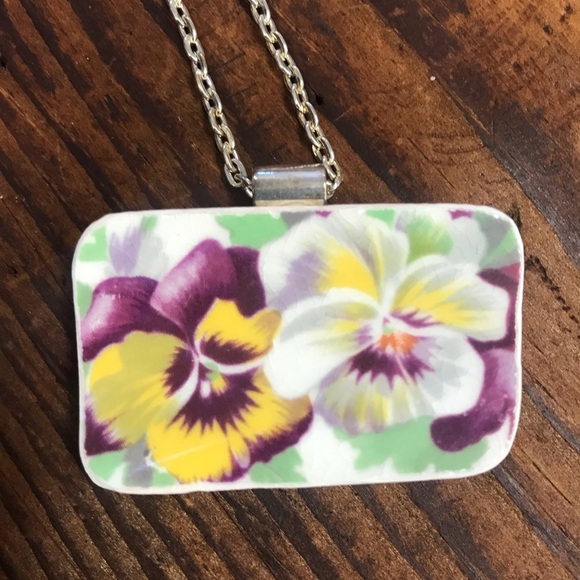 Hand made pansy Pendant, cut from a broken plate. - Picture 1 of 3